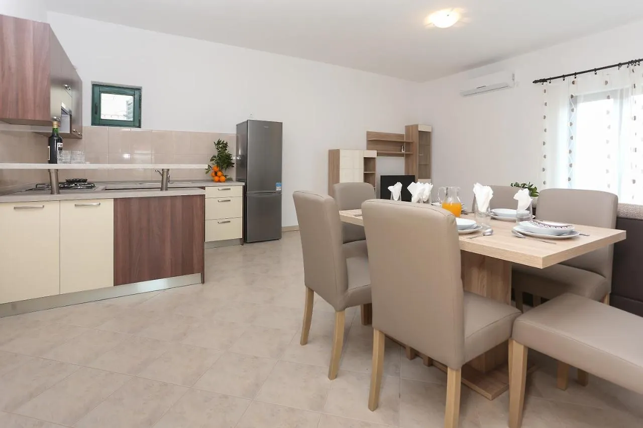 Apartments Marinero 트로기르